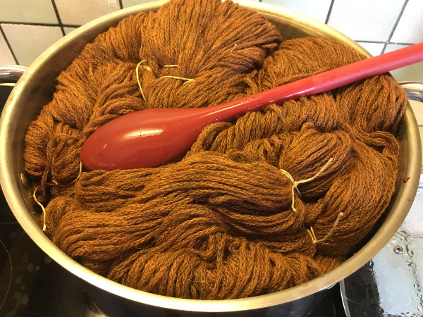 Comment teindre de la laine facilement dans sa cuisine